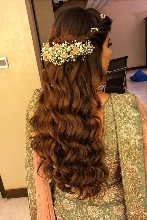 Pinterest:@cutipieanu Engagement Hairstyle, Floral Work Blouse, Bff Wedding, Hairstyle Indian, Flower References, Bridal Hairstyle Indian Wedding, Beautiful Wedding Hair, Bride Hairstyle, Indian Wedding Gowns