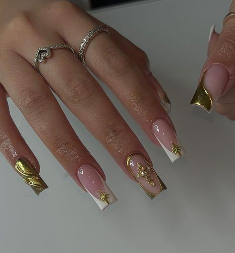 Gold Gems On Nails, White And Gold Short Nails, White And Gold Square Nails, Quince Nails Gold, Simple French Tip Nails With Design, White And Gold Acrylics, Gold And White Nail Designs, Classy Gold Nails, Short Gold Nails