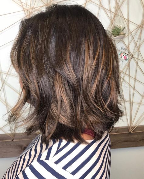 Caramel Textured Bob hairstyle Textured Bob Hairstyles, Brown Hair With Caramel Highlights, Brown Bob, 2020 Hairstyles, Brown Hair Shades, Medium Brown Hair, Medium Bob Hairstyles, Short Brown Hair, Hair Color Light Brown