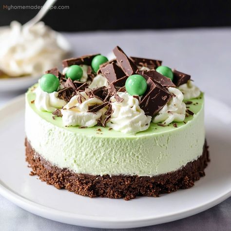 This no-bake Mint Aero Cheesecake has a creamy peppermint filling with chunks of Mint Aero on a chocolate crust, ideal for any dessert lover! Mint Aero Cheesecake, Grasshopper Cheesecake Recipe, Mint Dessert Recipes, Andes Mint Cheesecake, Cheesecake Recipes No Bake, Aero Cheesecake, Mint Recipes Dessert, Aero Chocolate, Biscuit Crust