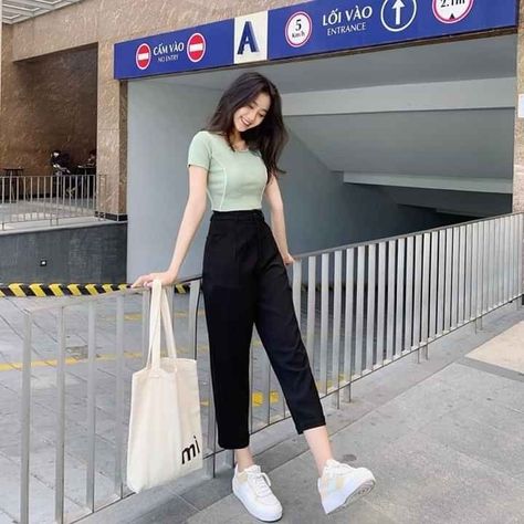 Mode Ulzzang, Outfit Korean Style, Casual College Outfits, Korean Casual Outfits, Foto Tips, Casual Day Outfits, Elegante Casual, Foto Poses, Korean Girl Fashion