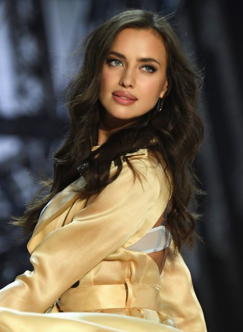 Irina Shayk • Victoria's Secret Fashion Show 2016 Irina Shayk Street Style, Irina Shyak, Katie Jane Hughes, Irina Shayk Style, Goddess Women, Fashion Show 2016, Aesthetic 2000s, Face Model, Beauty Hair Makeup