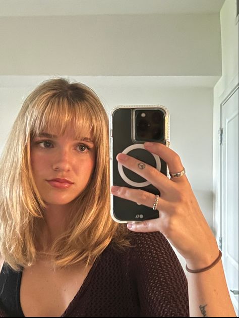 Blonde hair, bangs, mirror picture Short Blonde Hair And Bangs, Blonde Lob With Fringe, Shoulder Length Hair With Bangs Blonde, Short Blonde Hair With Bangs, Blonde Hair Short Hair, Hair Inspo Blonde, Short Hair Bangs, Blonde Hair Short, Dishwater Blonde