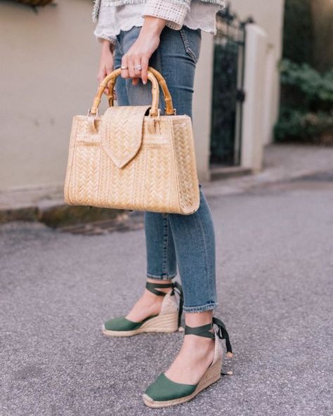 Aging in Style: The Art of Stylishly Aging Alpargatas Outfit, Espadrilles Outfit, Green Espadrilles, Dress Over Jeans, Castaner Espadrilles, Julia Berolzheimer, Gal Meets Glam, Citizens Of Humanity Jeans, Parisian Style