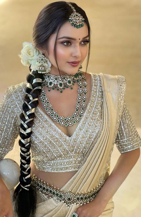 Bridal Hairstyles Indian Weddings Traditional, Indian Wedding Bun Hairstyles, Indian Bridal Hairstyles Wedding, Bride Hairstyles Indian Wedding, God Bharai, South Bride, Tika Jewelry, Indian Makeup Looks, Lehenga Hairstyles