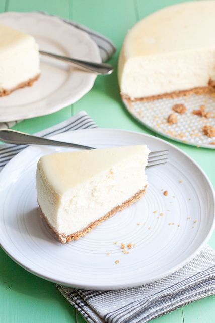 Tall and Creamy Classic New York Cheesecake | Smells Like Home. The perfect, no-crack cheesecake every single time. Creamiest Cheesecake, Vanilla Bean Mousse, Classic New York Cheesecake, Vanilla Cheesecake Recipes, Ultimate Cheesecake, Delight Recipes, Keto No Bake Cheesecake, Oreo Cheesecake Bars, Sour Cream Substitute