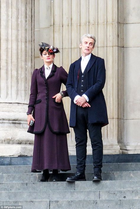 Action! Peter Capaldi and Michelle Gomez film series eight of Doctor Who at St. Paul's Cathedral in London I need this Missy outfit for Comic Con Missy Doctor Who, Michelle Gomez, Doctor Who 12, Doctor Who Costumes, Doctor Who Cosplay, New Doctor Who, Twelfth Doctor, St Pauls Cathedral, 12th Doctor