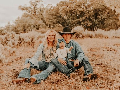 Summer Western Family Photos, Fall Family Pictures Outfits Western, Western Boho Family Photos, Western Family Pictures Outfits Summer, Western Fall Family Pictures, Western Family Pictures Outfits, Fall Western Family Photos, Western Family Photoshoot, Cowboy Family Pictures