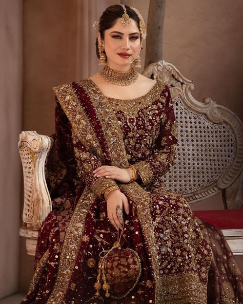 Pakistani Bridesmaids Outfits, Velvet Pakistani Dress, Latest Bridal Lehenga Designs, Red Bridal Dress, Bridal Lehenga Designs, Shadi Dresses, Latest Bridal Lehenga, Latest Bridal Dresses, Bridal Dresses Pakistan