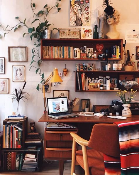 Simple Work Desk, Pretty Desks, Interior Boho, Wall Office, Wall Bookshelves, Room Stuff, Work Spaces, A Desk, Office Art