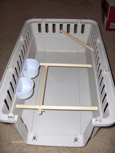 Pet Bird Cage Ideas... Make Your Own Bird Carrier From A Pet Crate. Bird Travel Carrier, Bird Carrier, Diy Bird Toys, Airline Pet Carrier, Pet Bird Cage, Parrot Pet, Bird Aviary, Food Dog, Bird Care