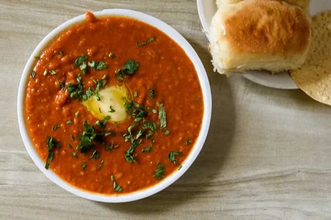 An authentic Jain style pav bhaji recipe is one that excludes the use of root vegetables. It is flavorful even without garlic or onion because to the addition of Indian spices. Onion Bajji Recipe Indian, Indian Onion Bhaji, Instant Pot Pav Bhaji, Bengali Aloo Bhaja, Onion Bhajis, Pav Bhaji Recipe, Pav Bhaji Masala, Raw Banana, Bhaji Recipe