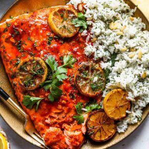 Honey-Harissa Baked Salmon with Dill Rice - Dishing Out Health Baked Salmon With Dill, Harissa Salmon, Dill Rice, Salmon With Dill, Dishing Out Health, Dill Recipes, Pesto Salmon, Salmon Seasoning, Salmon And Rice