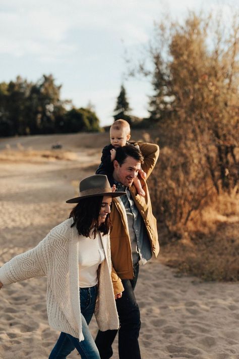 Earth tones for family photos when in an open field or space with minimal darkness Outdoor Family Photos, Family Picture Poses, Fall Family Pictures, Family Inspiration, Quoi Porter, Winter Family, Family Picture Outfits, Fall Family Photos, Family Photo Outfits