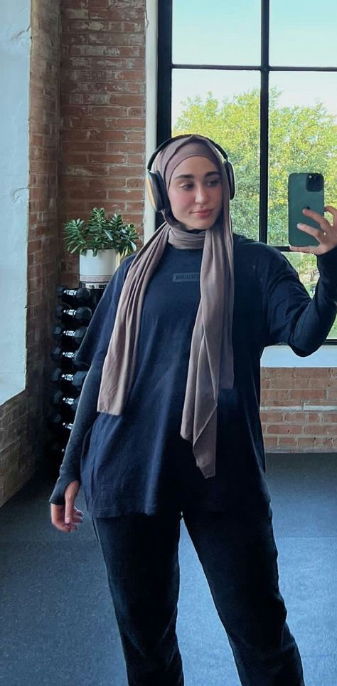 Leana Deeb, Modest Workout Clothes, Modest Workout, Gym Ootd, Micro Shorts, Gym Fits, Good Karma, Outfit Hijab, Workout Regimen