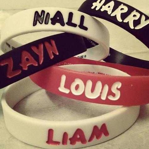 1d bracelets <3 One Direction Room, 2012 Aesthetic, Fan Aesthetic, You Are My Moon, Wish I Was There, One Direction Concert, Concert Aesthetic, Missing You So Much, 1 Direction