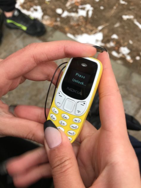 Smallest phone in the world , yellow nokia , nokia aesthetic , Nokia Flip Phone Aesthetic, Nokia Phone Aesthetic, Nokia Aesthetic, Flip Phone Aesthetic, Phone Jokes, Nokia Phone, Childhood Movies, Simple Background Images, Flip Phones