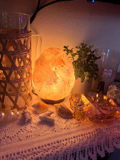 room decor room inspo salt lamp jewelry dish fake plant sea shells Crystal Salt Lamp, Rock Lamp Aesthetic, Salt Lamps Aesthetic, Salt Lamp Room Aesthetic, Lava Lamp Room Aesthetic, Salt Lamp Room, Salt Lamp Bedroom, Salt Lamp Aesthetic, Nightlight Aesthetic