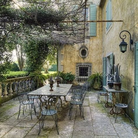 . Mediterranean Patio, Italian Kitchen Design, Tuscany Style, French Patio, Patio Style, Tables And Chairs, Outside Living, French Garden, French Country House