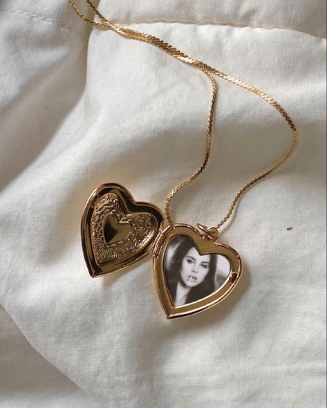 Lana Del Rey Locket Necklace, Lana Del Rey Heart Necklace, Evangelina Core, Lana Del Rey Locket, Lana Del Rey Necklace, Chain Aesthetic, Chains Aesthetic, Aesthetic Jewellery, Heart Shaped Necklace