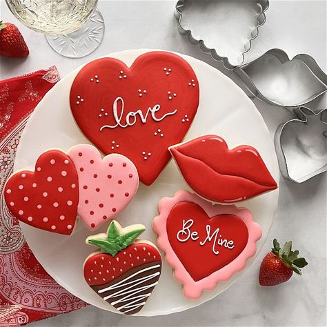 Sugar Cookies Valentines Day Cookie, Heart Strawberry, Heart Lips, Valentine Cookies Decorated, Valentines Day Sugar Cookies, Valentine Sugar Cookies, Basic Cookies, Cake Simple, Valentines Day Cookies