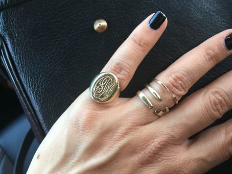 #MaraCarrizoScalise #jewelry #finejewelry #J Ring #signetring #engraved #stackrings #goldrings #Downtown bag #MARA #jewelrycandy #www.maramcs.com Old Money Signet Ring, Downtown Jewelry, J Ring, Pinky Signet Ring, Signet Rings Women, Art Jewelry Design, Womens Rings Fashion, Gold Rings Jewelry, Signet Rings