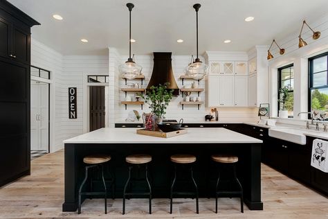 The 15 Most Beautiful Modern Farmhouse Kitchens on Pinterest - Sanctuary Home Decor Shack Kitchen, Hiasan Dalaman Dapur, Dapur Moden, Side Entrance, Kabinet Dapur, Casa Country, Black Kitchen Cabinets, Farmhouse Kitchen Design, Modern Farmhouse Kitchens