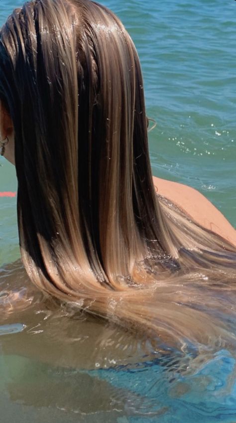 Blonde Wet Hair, Wet Beach Hair, Wet Hair Aesthetic, Brown Beach Hair, Girls In Shower, Friend Travel, Lake Hair Styles, Water Hair, Extra Long Hair