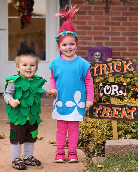 DIY Princess Poppy and Branch from Trolls. Used a tshirt for her dress and hot glued felt for the white design and felt on a head band. Cut some pants for his shorts and hot glued felt on a tshirt for the leaves. I used a small paper plate and kitchen spoon as patterns, nothing fancy! Still cute and fun, they won a costume contest! Princess Poppy Costume, Troll Halloween Costume, Poppy Costume, Mario Und Luigi, Sibling Halloween Costumes, Sibling Costume, Troll Costume, Halloween Costumes Ideas, Halloween Creative