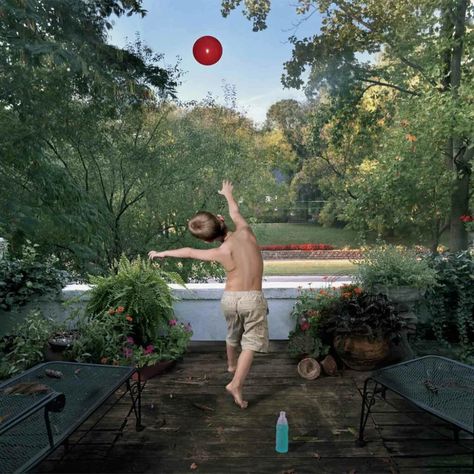 Julie Blackmon on capturing magic in the suburbs Room Flags, Narrative Photography, American Photo, Popular Photography, Photography Classes, Soap Bubbles, Photographic Art, Baby Play, Wallpapers Vintage