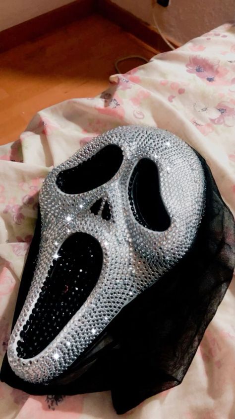 Costume Ideas Aesthetic, Scream Halloween Costume, Scarie Movie, Halloween Rave Outfits, Diamond Mask, Ghostface Mask, Scream Outfits, Scream Costume, Doctor Halloween