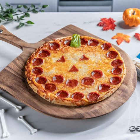 Pumpkin Pepperoni Pizza, Halloween Shaped Pizza, Jack O Lantern Pizza, Halloween Pizza Shapes, Homemade Halloween Pizza, Halloween Veggie Pizza, Halloween Party Food Savory, Halloween Pizza Ideas, Home Run Inn Pizza