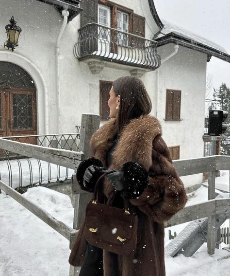 Mode Au Ski, Brown Fur Coat, Russian Winter, Emma Rose, Winter Inspo, Looks Street Style, Winter Girls, Cold Weather Outfits, Winter Fits