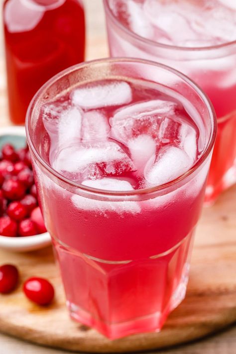 Homemade Sparkling Cranberry Juice Drink for Vibrant Health - Healthy Substitute Sparkling Juice, Low Carb Drinks, Health Drinks, Healthy Substitutions, Clam Recipes, Frozen Cranberries, Fancy Drinks, Cranberry Recipes, Shot Recipes