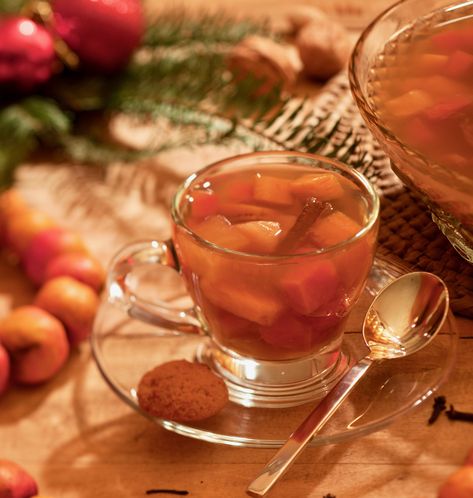 Ponche de Frutas de Guatemala (Hot Fruit Punch) Guatemalan Ponche Drink, Christmas Fruit Punch, Traditional Guatemalan Food, Guatemalan Desserts, Traditional Tamales, Guatemalan Food, Dried Prunes, Guatemalan Recipes, Coco Party