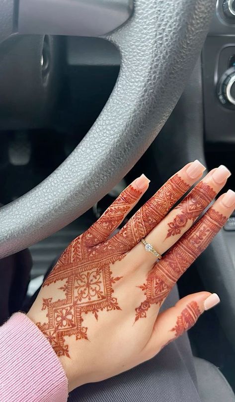 Mendhi Designs Elegant, Middle Eastern Henna, Algerian Henna, Fessi Henna, Back Hand Mehndi Designs Simple, Henna Main, Hand Mehndi Designs Simple, Henna Aesthetic, Khaleeji Henna