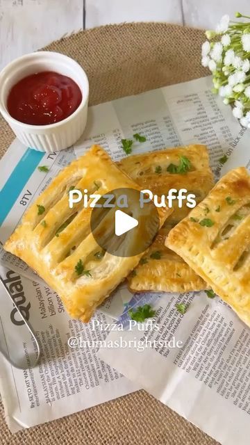 Huma Zeeshan on Instagram: "Pizza Puffs Today sharing a quick and easy snack recipe with you which can be make and freeze and you can bake or Airfryer it later. Follow @humasbrightside for more #easyrecipes #saveitforlater ✅Ingredients •Puff pastry squares 20 •Chicken breast 2 •Garlic paste 1 tbsp •Tikka masala 1 tbsp •Lemon juice 1 tbsp •Mozzarella cheese 175 g •Pizza sauce as required •Onion sliced 1 small •Capsicum small cubes •Egg 1 •Oregano for sprinkling ✅Method ▪️Cut chicken into small pieces and marinate with garlic paste, lemon and tikka masala for 30 minutes. ▪️Heat the pan with 1 tsp of oil and cook the chicken on medium to high flame until the chicken gets soft and all the water dries. ▪️Let the puff pastry defrost then apply some egg on the corners. ▪️Spread 2 tsp Egg Puff Recipe, Pastry Squares, Pizza Puffs, Chicken Puffs, Egg Puff, Small Pizza, Soft Egg, Corn Cheese, Recipe Drawing