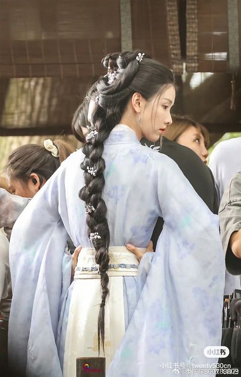 China Hairstyle Traditional, Chinese Female Hairstyle, Chinese Drama Hairstyles, Ancient China Hairstyles, Historical Chinese Hairstyles, Chinese Dynasty Hairstyle, Heian Era Hair, Ancient Chinese Hairstyles, Bardot Hair