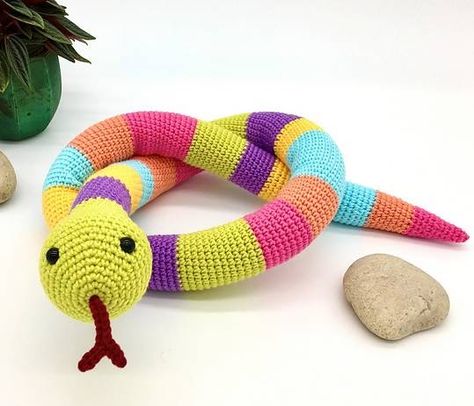 Página con todos los patrones de amigurumis gratuitos que he encontrado por Internet, entre ellos este patrón AMIGURUMI SERPIENTE y muchos más Snake Crochet Pattern, Amigurumi Snake, Snake Crochet, Crochet Snake, Plushie Patterns, All Free Crochet, Snake Pattern, Crochet Simple, Red Yarn