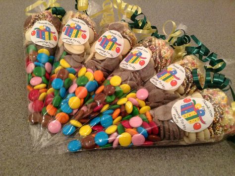 Chocoholics delight sweet cones Candy Business, Sweetie Cones, Treat Cones, Candy For Sale, Chocolate Lollies, Lolly Bags, Indian Wedding Favors, Anna Birthday, Flower Garland Wedding