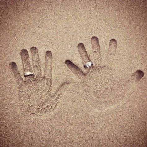 Cute wedding/engagement photo Foto Pertunangan, Honeymoon Pictures, Pose Fotografi, Foto Tips, Foto Inspiration, Wedding Pics, Wedding Photoshoot, The Sand, Wedding Pictures