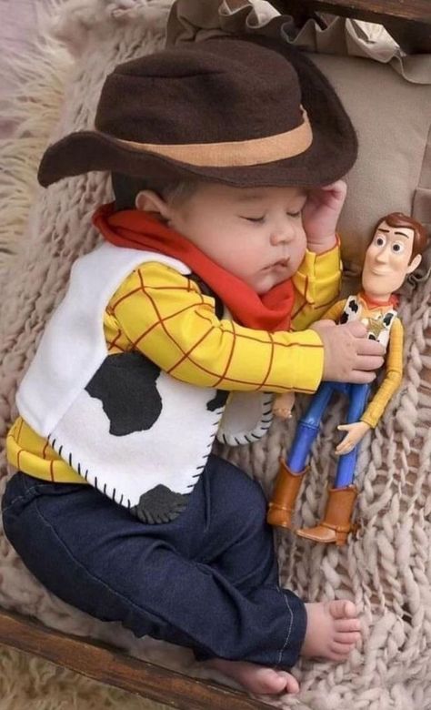 Disfraz Toy Story, 2 Month Baby, Toy Story Baby, Monthly Baby Pictures, Baby Kostüm, Monthly Baby Photos, Newborn Mom, Baby Room Inspiration