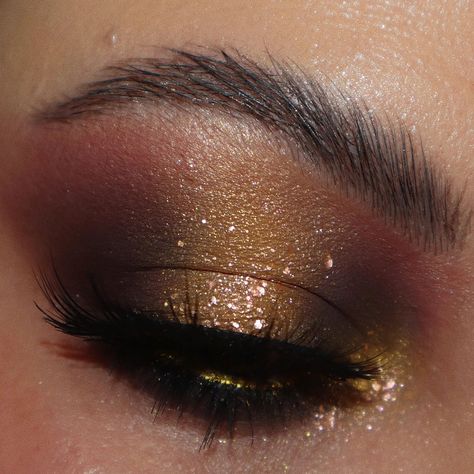 ✨️Golden Dusk✨️ what do you think about this eye look? 👈 SWIPE for 🎞 . Products: • ECLIPSE shadow Potion Paint Black Base @karlacosmetics GIFTED by @kitchenmakeup • Geodes Eyeshadow Palette @whatsupbeauty *gifted • Watch Me! Volumizing and Lengthening Mascara @whatsupbeauty *gifted • Infinity Chrome Flakes FIREBALL @danessa_myricks @danessamyricksbeauty *gifted • Colorfix Liquid Metals • 24K *gifted • 6 Eyeshadow Brushes (R101, R102, R103, R104. R105, R106) @whatsupbeauty * gifted . #whats... Amber Eyes Aesthetic, Eclipse Shadow, Gold Eyeshadow Looks, Gold Lipstick, Danessa Myricks, Amber Eyes, Paint Black, Gold Eyeshadow, Lengthening Mascara