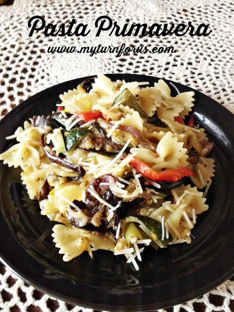 How to Make an Easy Pasta Primavera with Roasted Vegetables Roasted Vegetable Pasta Primavera, Chicken Alfredo Baked Ziti, Alfredo Baked Ziti, Easy Pasta Primavera, Zucchini Yellow Squash, Eggplant Pasta, Pasta Primavera Recipe, Roasted Vegetable Pasta, Pepper Pasta