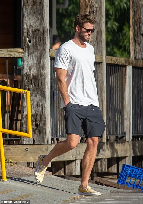 White Tshirt Outfit, Edgy Elegance, Mens Shorts Outfits, Mens Linen Pants, Mens Summer Outfits, Mens Casual Outfits Summer, Dad Fashion, Mens Casual Dress Outfits, Liam Hemsworth