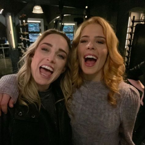 CAITY LOTZ on Instagram: “It all happens tonight #arrow and #legendsoftomorrow #crisisoninfiniteearths” Legends Of Tommorow, Arrow Felicity, Arrow Cast, Caity Lotz, Lance Black, Cw Dc, Oliver And Felicity, Arrow Oliver, Team Arrow