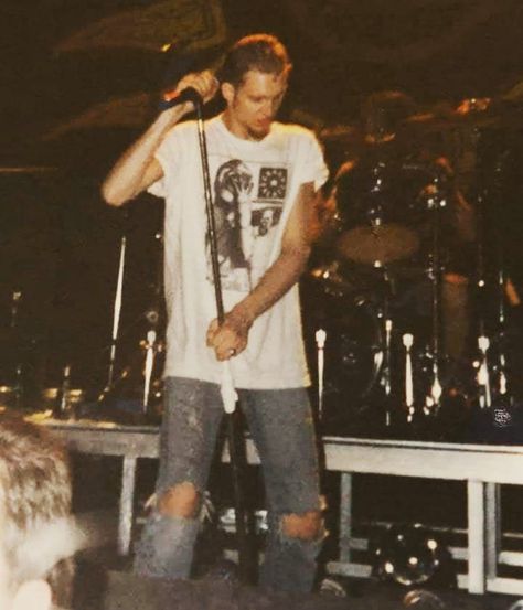 Layne Staley from the February 8, 1993 show at the Cirkus in Stockholm, Sweden. 📷Christer Brunn @_pianointhedark_ Layne Staley Fashion, Layne Staley Outfit, Grunge Guy, 90s Grunge Outfits, Rock Clothes, Mike Inez, Mad Season, Inspo Fits, The Way I Am