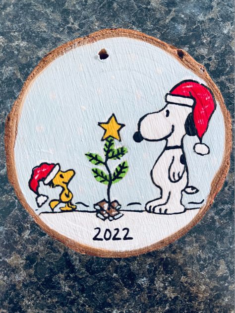 Wooden Cookie Ornaments, Charlie Brown Christmas Ornaments Diy, Wood Cookie Christmas Ornaments, Snoopy Ornaments Diy, Charlie Brown Christmas Ornaments, Christmas Wood Ornament Ideas, Snoopy Christmas Painting, Christmas Ordiment Ideas, Christmas Crafts Wood