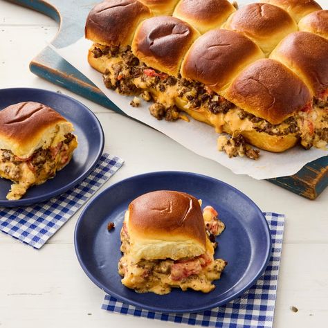 pioneer woman pull apart queso sliders Best Sides For Bbq, Pioneer Recipes, Spicy Queso, Best Pasta Salad, Bbq Sides, Tailgate Food, Nachos Recipe, Slider Recipes, Bacon Cheddar