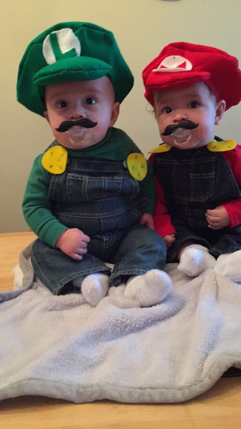 Baby Mario & Baby Luigi costumes Diy Baby Costumes For Boys, Baby Skunk Costume, Baby Ewok Costume, Ewok Baby, Baby Lion Costume, Mario Und Luigi, Diy Baby Costumes, Luigi Costume